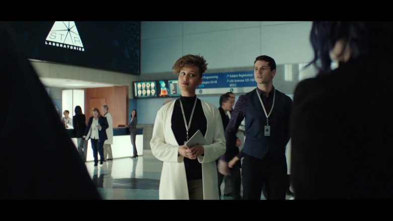 Apple iPad Tablet in Titans S04E01 Lex Luthor (2022)