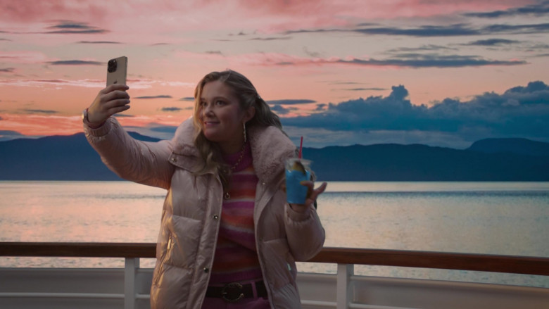 Apple iPhone Smartphone in Alaska Daily S01E06 You Can’t Put a Price on a Life (2022)