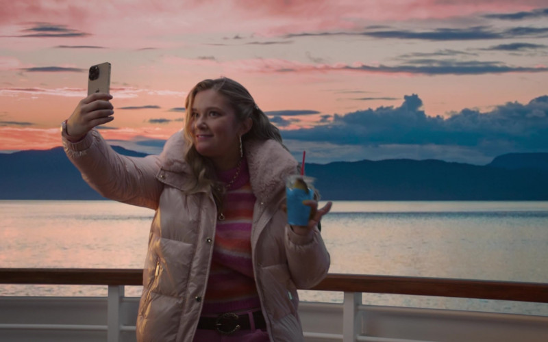 Apple iPhone Smartphone in Alaska Daily S01E06 You Can't Put a Price on a Life (2022)