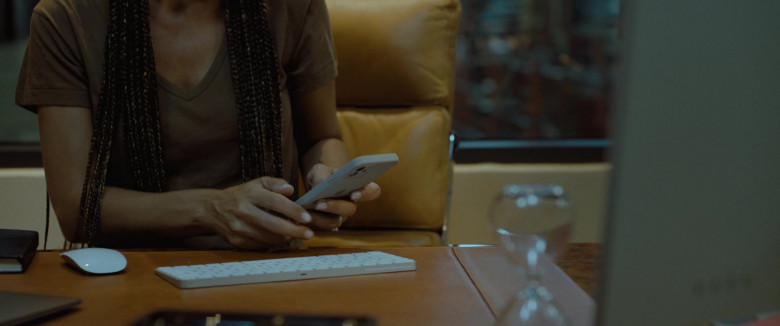 Apple iPhone Smartphone in Echo 3 S01E03 The Gambler (2022)