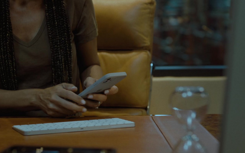 Apple iPhone Smartphone in Echo 3 S01E03 The Gambler (2022)