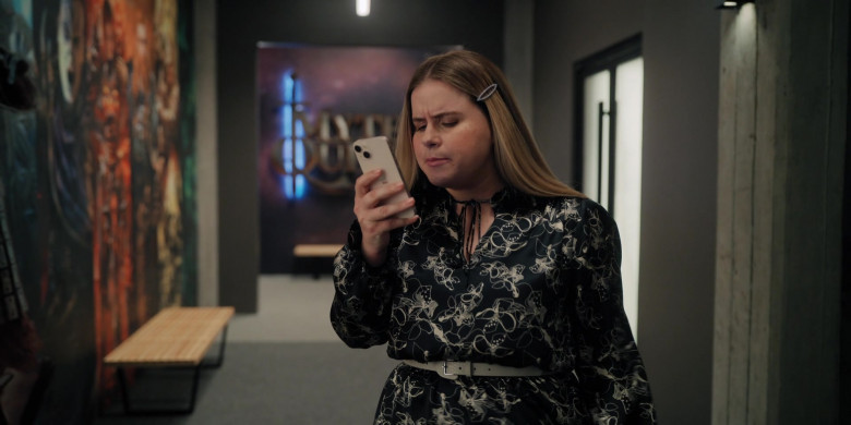 Apple iPhone Smartphone of Jessie Ennis as Jo in Mythic Quest S03E01 Across the Universe (2022)