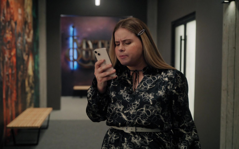 Apple iPhone Smartphone of Jessie Ennis as Jo in Mythic Quest S03E01 Across the Universe (2022)