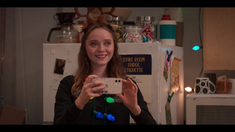 Apple iPhone Smartphone of Madeleine Arthur as Hannah Hadman in Blockbuster S01E10 Sht Storm (2022)