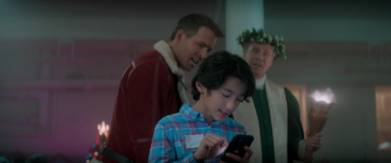 Apple iPhone Smartphone of Maximilian Lee Piazza as Josh Hubbins in Spirited (1)