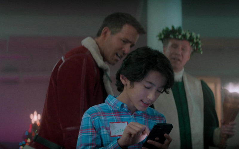 Apple iPhone Smartphone of Maximilian Lee Piazza as Josh Hubbins in Spirited (1)
