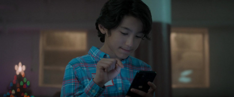 Apple iPhone Smartphone of Maximilian Lee Piazza as Josh Hubbins in Spirited (3)