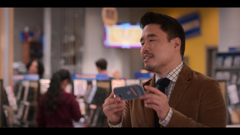 Apple iPhone Smartphone of Randall Park as Timmy Yoon in Blockbuster S01E04 The Itsy Bitsy (1)