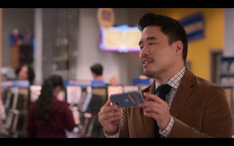 Apple iPhone Smartphone of Randall Park as Timmy Yoon in Blockbuster S01E04 The Itsy Bitsy (1)