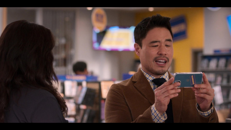 Apple iPhone Smartphone of Randall Park as Timmy Yoon in Blockbuster S01E04 The Itsy Bitsy (2)