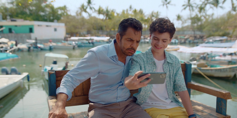 Apple iPhone Smartphone of Raphael Alejandro as Hugo in Acapulco S02E05 We Don't Need Another Hero (1)