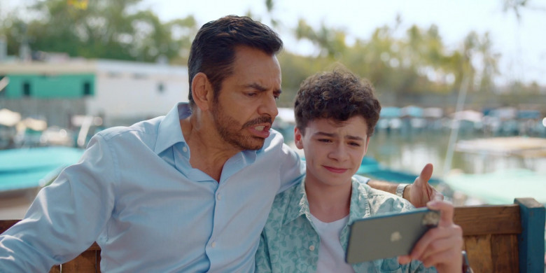 Apple iPhone Smartphone of Raphael Alejandro as Hugo in Acapulco S02E05 We Don't Need Another Hero (2)