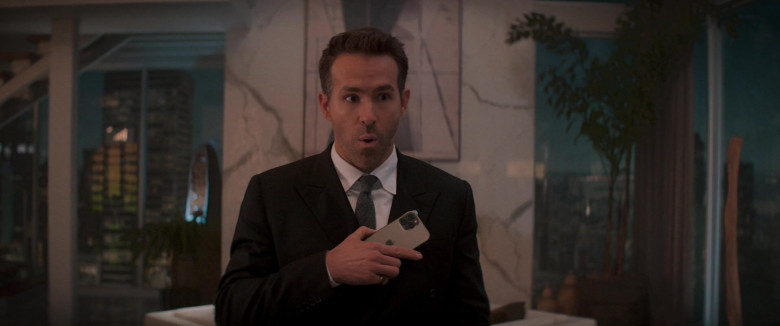 Apple iPhone Smartphone of Ryan Reynolds as Clint Briggs in Spirited (2022)