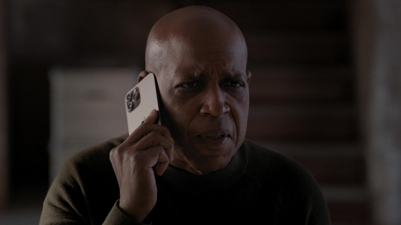 Apple iPhone Smartphones in Manifest S04E01 Touch-and-Go (2)