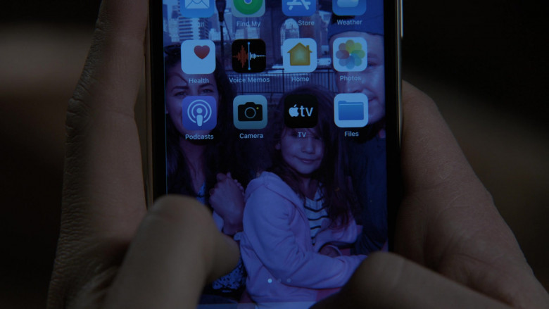 Apple iPhone Smartphones in Manifest S04E07 Romeo (2)