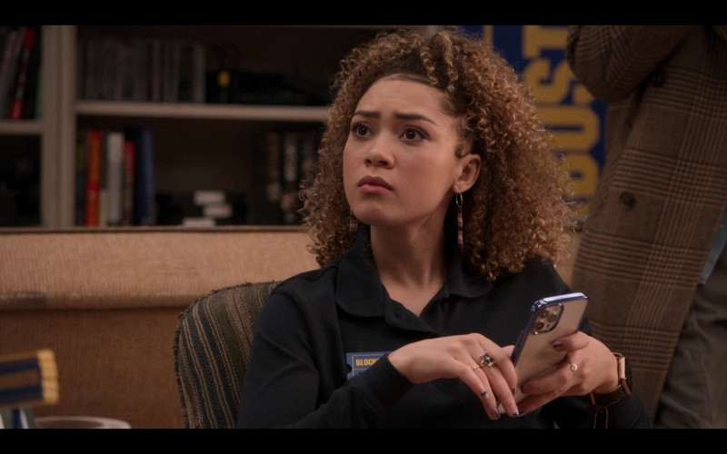 Apple iPhone and Smartwatch of Kamaia Fairburn as Kayla Scott in Blockbuster S01E05 King of Queens (1)
