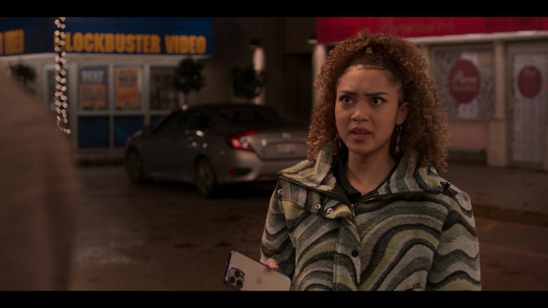 Apple iPhone and Smartwatch of Kamaia Fairburn as Kayla Scott in Blockbuster S01E05 King of Queens (2)