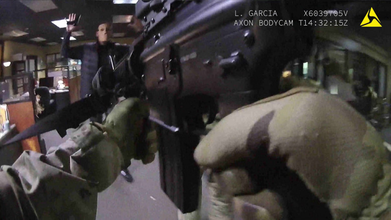 Axon Bodycams in The Rookie Feds S01E08 Standoff (5)