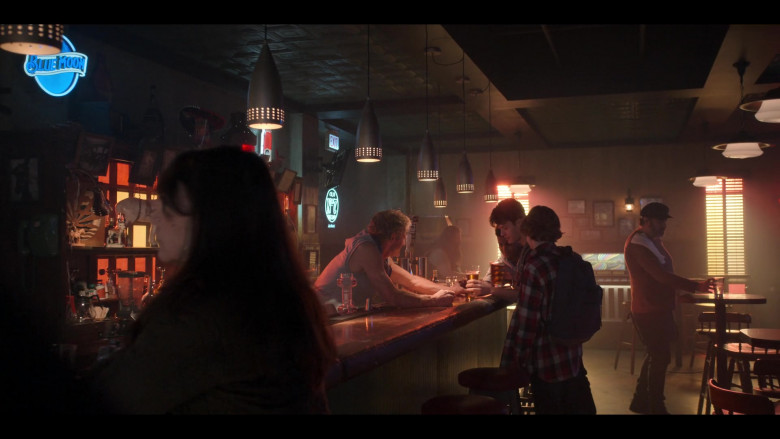 Blue Moon Beer Sign in Blockbuster S01E01 Pilot (2022)