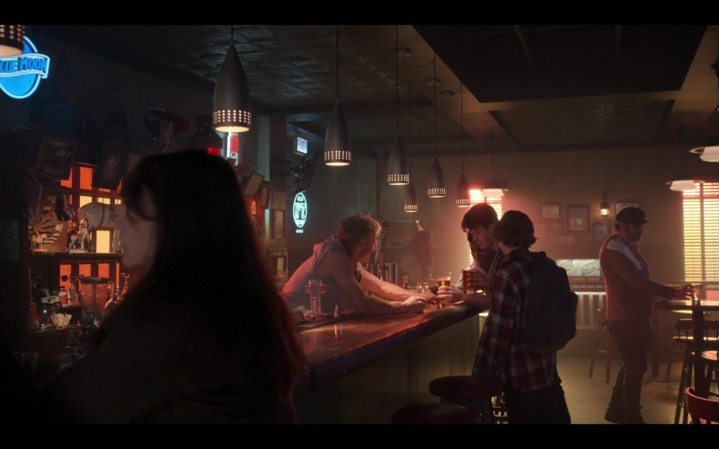 Blue Moon Beer Sign in Blockbuster S01E01 Pilot (2022)
