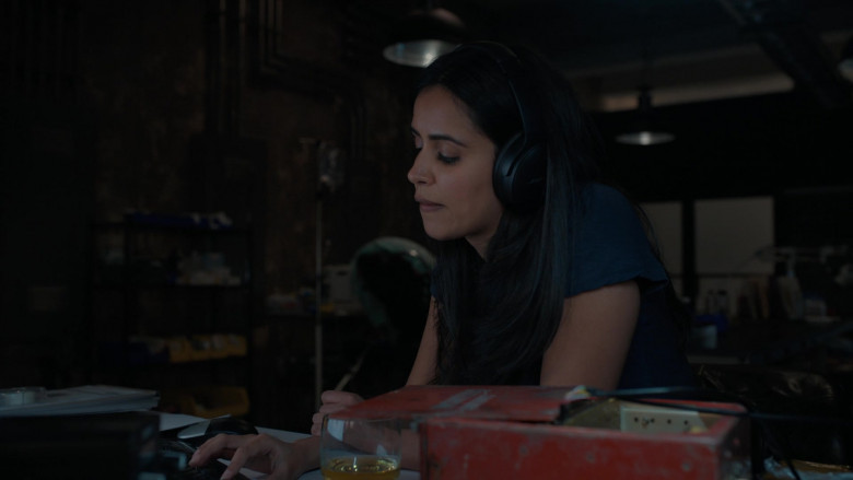 Bose Headphones of Parveen Kaur as Saanvi Bahl in Manifest S04E01 Touch-and-Go (2022)