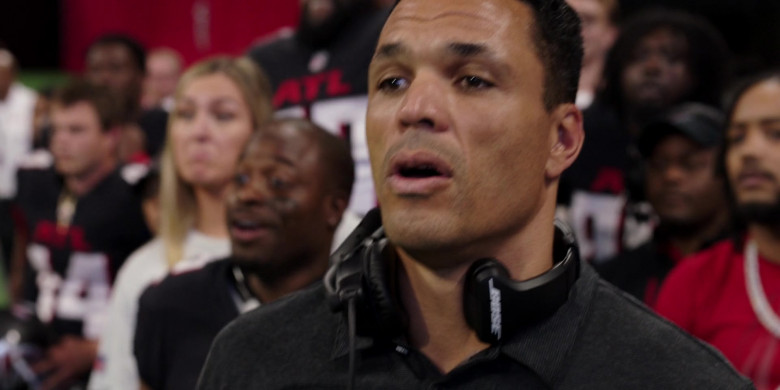 Bose Headsets of Tony Gonzalez as Coach Lance Evans in Fantasy Football (1)