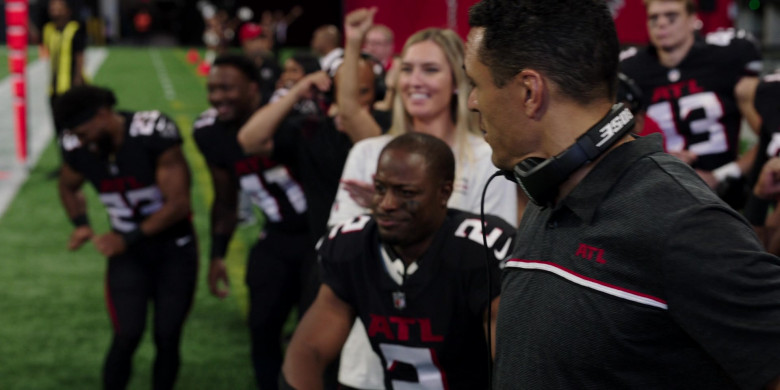 Bose Headsets of Tony Gonzalez as Coach Lance Evans in Fantasy Football (2)