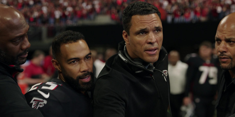 Bose Headsets of Tony Gonzalez as Coach Lance Evans in Fantasy Football (3)