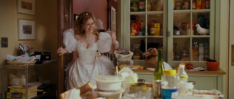 Chock full o'Nuts Coffee, Mott's, Oreo Cookies, Lipton Tea in Enchanted (2007)