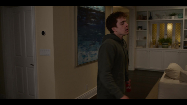 Coca-Cola Can Held by Sam McCarthy as Charlie Harding in Dead to Me S03E02 We Need to Talk (2)