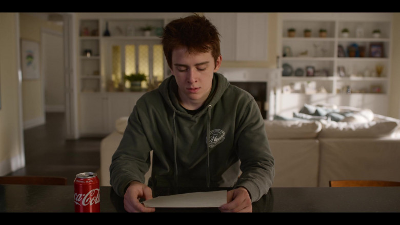 Coca-Cola Soda Can of Sam McCarthy as Charlie Harding in Dead to Me S03E01 We've Been Here Before (2)