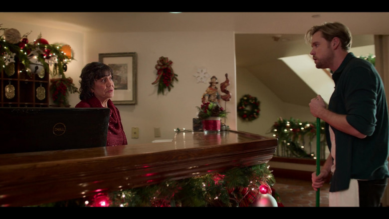 Dell All-In-One Computer in Falling for Christmas (2)