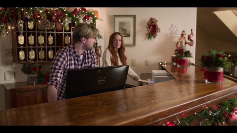 Dell All-In-One Computer in Falling for Christmas (3)