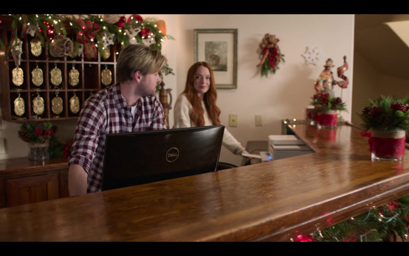 Dell All-In-One Computer in Falling for Christmas (2022)
