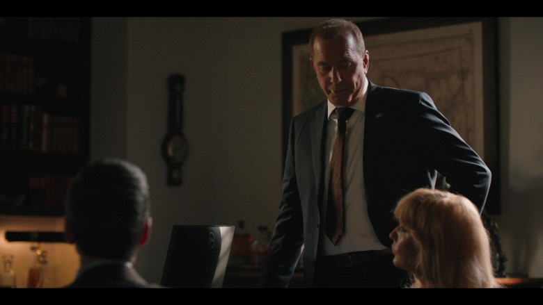 Dell Computer Monitor Used by Kevin Costner as John Dutton III in Yellowstone S05E02 The Sting of Wisdom (3)