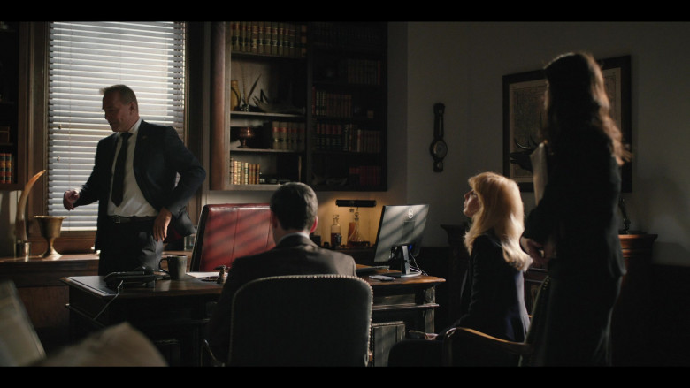 Dell Computer Monitor Used by Kevin Costner as John Dutton III in Yellowstone S05E02 The Sting of Wisdom (6)