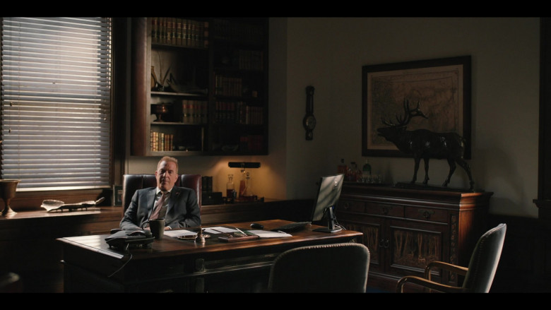 Dell Computer Monitor Used by Kevin Costner as John Dutton III in Yellowstone S05E02 The Sting of Wisdom (7)