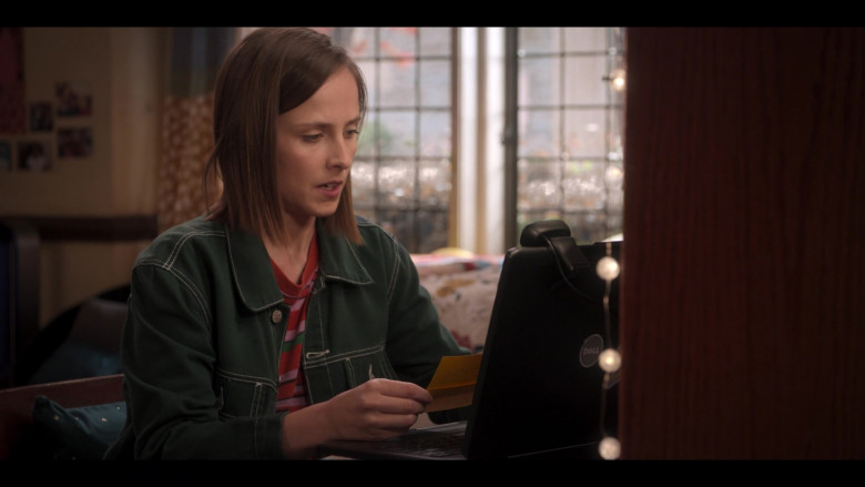 Dell Laptop Computer Used by Pauline Chalamet as Kimberly Finkle in The Sex Lives of College Girls S02E02 Frat Problems (1)