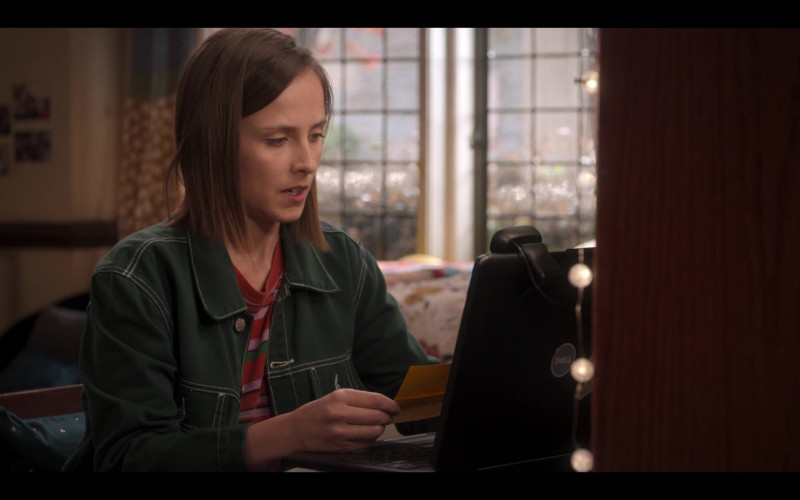 Dell Laptop Computer Used by Pauline Chalamet as Kimberly Finkle in The Sex Lives of College Girls S02E02 Frat Problems (1)