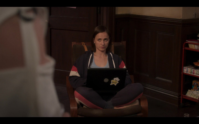 Dell Laptop of Pauline Chalamet as Kimberly Finkle in The Sex Lives of College Girls S02E01 Winter Is Coming (1)