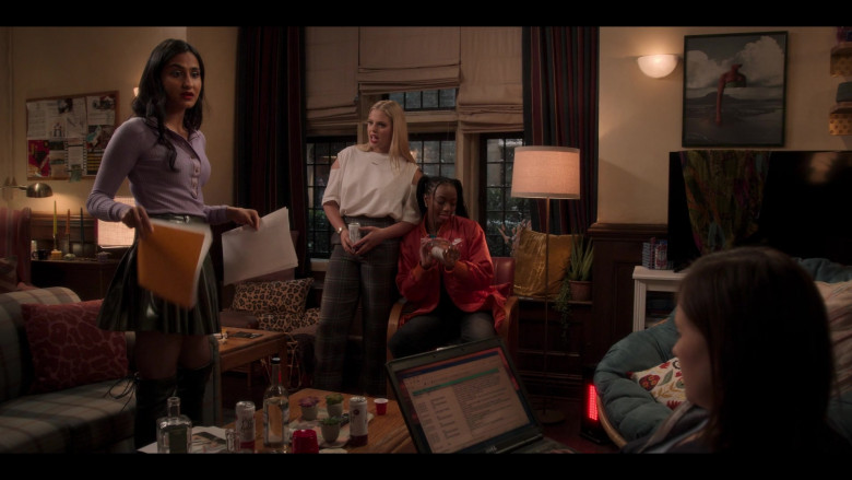 Dell Laptop of Pauline Chalamet as Kimberly Finkle in The Sex Lives of College Girls S02E01 Winter Is Coming (2)