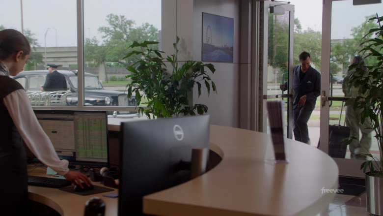 Dell Monitor in Leverage Redemption S02E01 The Debutante Job (2022)