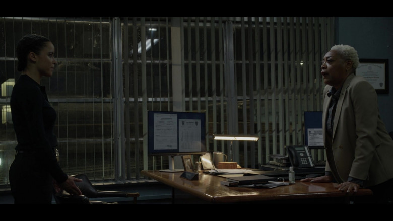 Dell Monitors in The Calling S01E01 He's Gone (3)