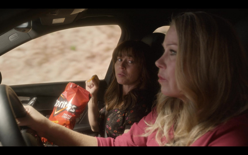 Doritos Nacho Cheese Tortilla Chips Enjoyed by Linda Cardellini as Judy Hale in Dead to Me S03E10 We've Reached the End (2)