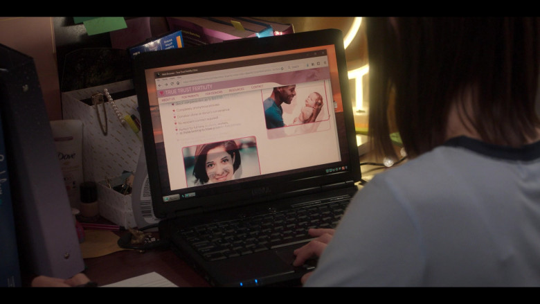 Dove and Dell Notebook in The Sex Lives of College Girls S02E03 The Short King (2022)