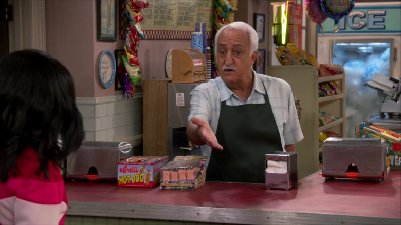 E-Frutti Gummy Hot Dogs Candy in The Neighborhood S05E08 Welcome to What Used to Be the Neighborhood (2)