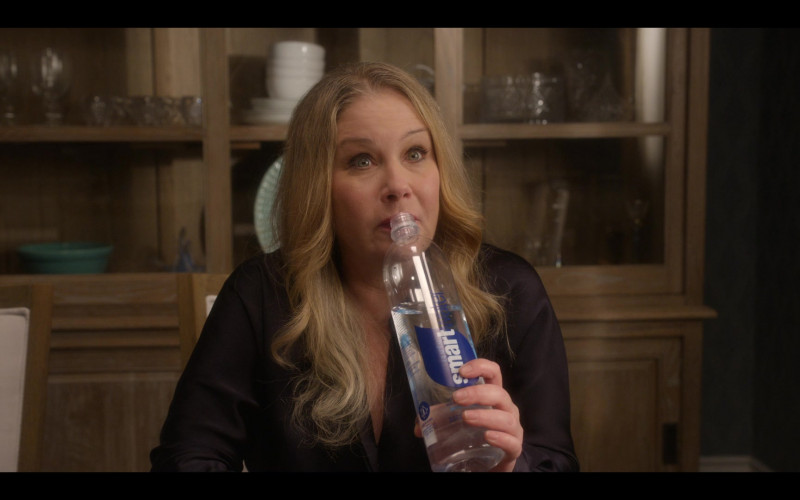 Glaceau Smartwater Water of Christina Applegate as Jen Harding in Dead to Me S03E08 We’ll Find a Way (2022)