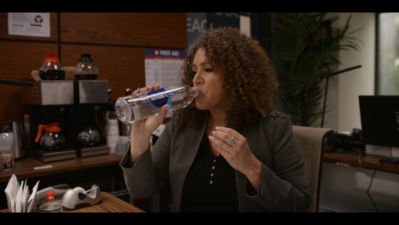 Glaceau Smartwater of Diana Maria Riva as Detective Ana Perez in Dead to Me S03E06 We're Gonna Beat This Thing (1)