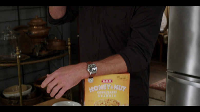 H-E-B Select Ingredients Honey & Nut Corn Flakes with Granola in Walker S03E06 Something There That Wasn't There Before (2022)