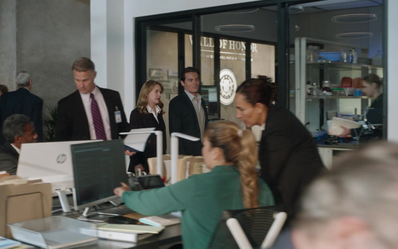 HP PC Monitors in The Rookie Feds S01E07 Countdown (1)